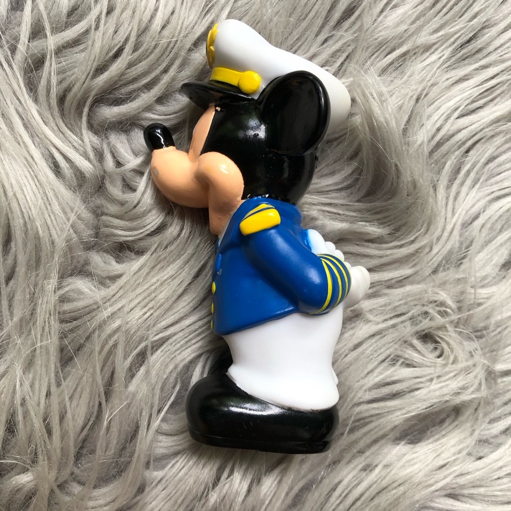 Disney Cruise Line Set of 5 PVC Figures: Micky, Minnie, Goofy, Donald, and Pluto - Picture 4 of 15